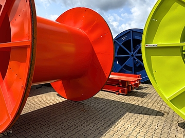 Rote und gelbe Trommel für Kabel