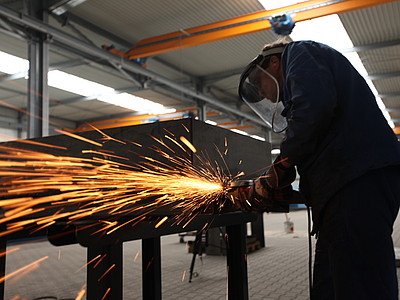 Mitarbeiter am Flexen in der Werkstatt bei wiropa