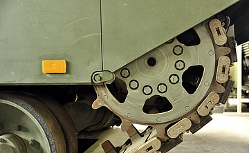 Panzerkette seitlich, darüber Anschnitt Panzerstahl