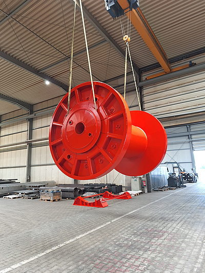 Eine große, rote Seiltrommel im Transport in der Halle von WiRoPa in Gescher.