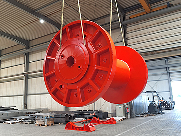 Eine große, rote Seiltrommel im Transport in der Halle von WiRoPa in Gescher.