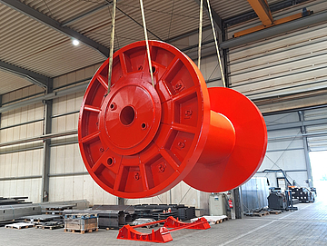 Eine große, rote Seiltrommel im Transport in der Halle von WiRoPa in Gescher.