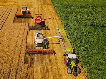 Ein Beispielbild für die Branchen, in denen WiRoPa aus Gescher aktiv ist - hier ein Bild von Landmaschinen im Einsatz.