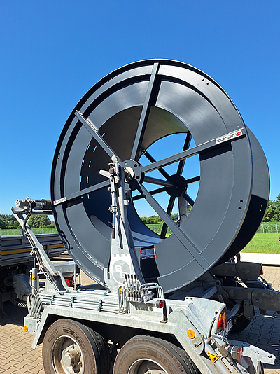 Eine Kabeltrommel von WiRoPa in Gescher wird abtransportiert.