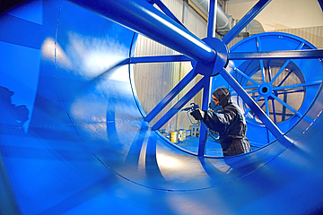 Lackierung einer Trommel in blau