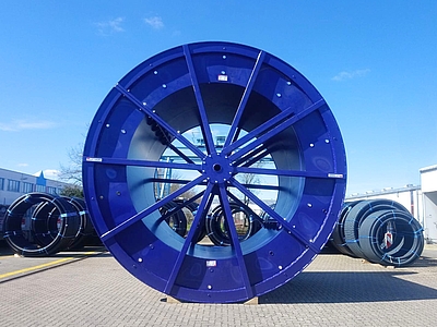 Eine große, blaue Rohrtrommel Eine Reihe von Rohrtrommeln vor der Halle von WiRoPa in Gescher.
