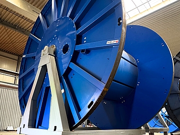 Blaue Trommel für Kabel auf Gestell