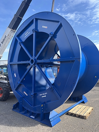 Eine fertige Offshore-Rolle von WiRoPa in Gescher wird im Hafen montiert.