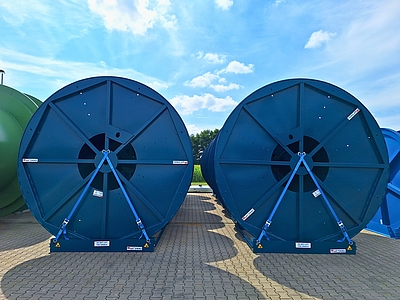 Zwei große, tiefblaue Kabeltrommeln von WiRoPa in Gescher warten auf den Abtransport.