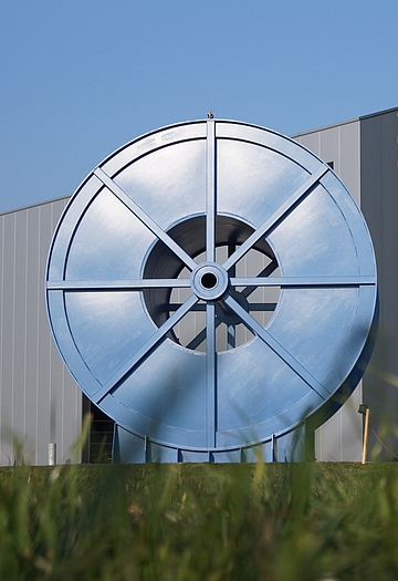 Trommel vor der Halle des Unternehmens WiRoPa in Gescher