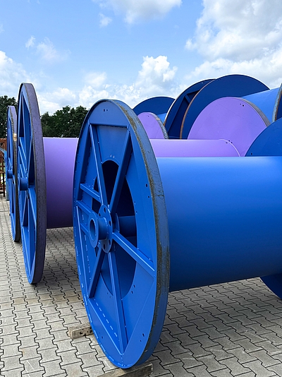 Fertige Trommeln für die Seilindustrie auf dem Vorplatz der WiRoPa GmbH in Gescher.