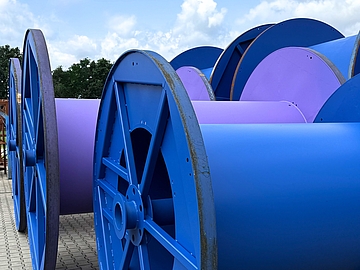 Fertige Trommeln für die Seilindustrie auf dem Vorplatz der WiRoPa GmbH in Gescher.