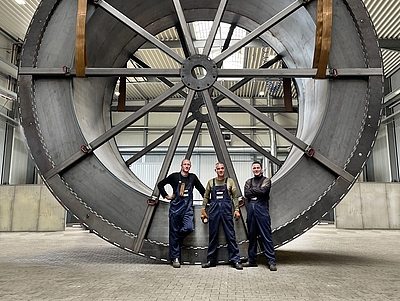 XXXL Trommel mit Mitarbeitenden von WiRoPa