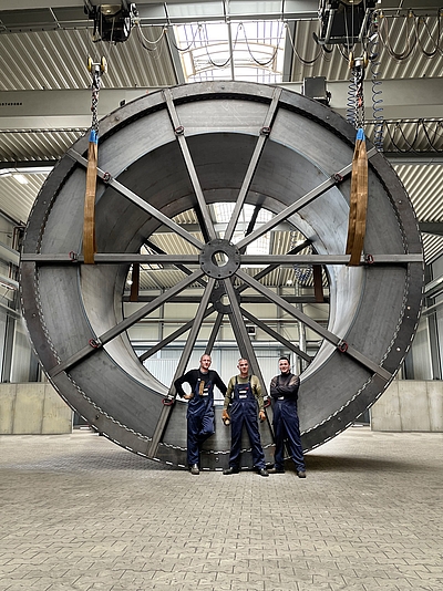 XXXL Trommel mit Mitarbeitenden von WiRoPa