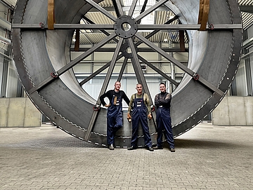 XXXL Trommel mit Mitarbeitenden von WiRoPa