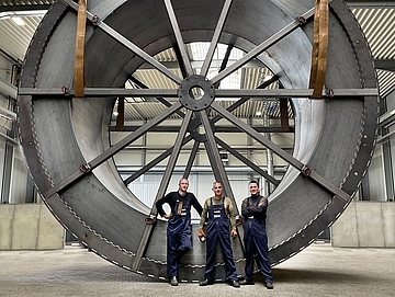 XXXL Trommel mit Mitarbeitenden von WiRoPa